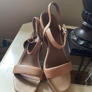 Naturalizer heeled sandal size 10M/ new no tags / light brown adorable